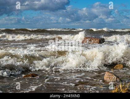 Stagcape, l'onda di mare colpisce pietre ed esplosioni, onde e spruzzi sulla riva, sfondo naturale drammatico. Spiaggia rocciosa di Vidzeme, Salacgriva rurale Foto Stock