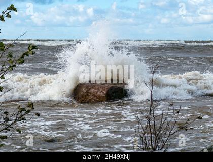 Stagcape, l'onda di mare colpisce pietre ed esplosioni, onde e spruzzi sulla riva, sfondo naturale drammatico. Spiaggia rocciosa di Vidzeme, Salacgriva rurale Foto Stock