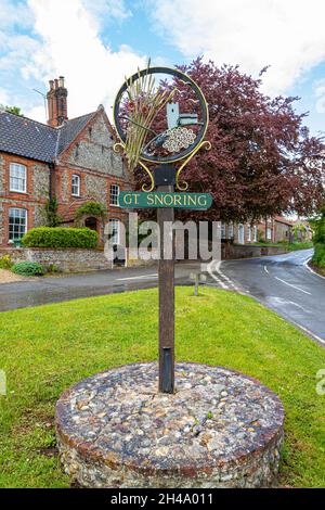 Il cartello sul verde nel villaggio di Great Snoring, Norfolk UK, chiamato in modo banale Foto Stock
