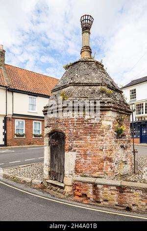 L'ottagonale Town Pump House costruita intorno al 1550 in Common Place, nel villaggio di Little Walsingham, Norfolk UK. Foto Stock