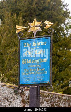 Il segno per il Santuario di nostra Signora di Walsinghy nel villaggio di Little Walsinghy, Norfolk UK. Foto Stock