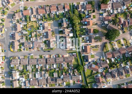 Foto diretta del drone aereo della città di Huntington a York nel Regno Unito che mostra case residenziali britanniche e filari di mazzoletti semi-staccati Foto Stock