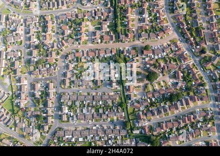 Foto diretta del drone aereo della città di Huntington a York nel Regno Unito che mostra case residenziali britanniche e filari di mazzoletti semi-staccati Foto Stock