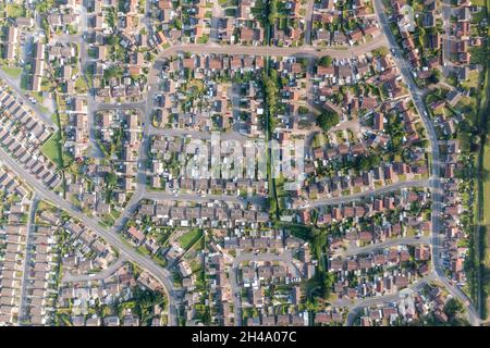 Foto diretta del drone aereo della città di Huntington a York nel Regno Unito che mostra case residenziali britanniche e filari di mazzoletti semi-staccati Foto Stock