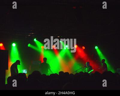 La band indie scozzese Mogwai, fotografata sul palco a Nottingham Rock City nell'aprile 2004. Illuminazione da concerto Moody. Foto Stock