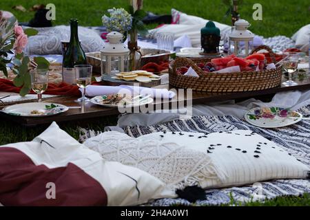 Babyshower sul picnic in aria con le ragazze Foto Stock