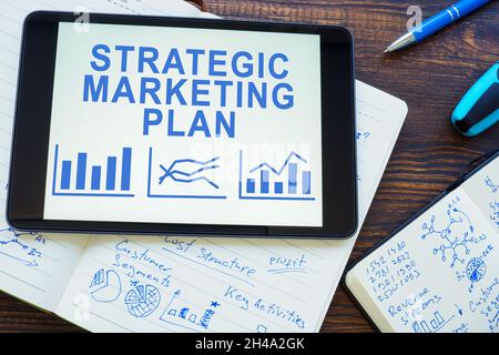 Piano di marketing strategico in tablet e documenti. Foto Stock