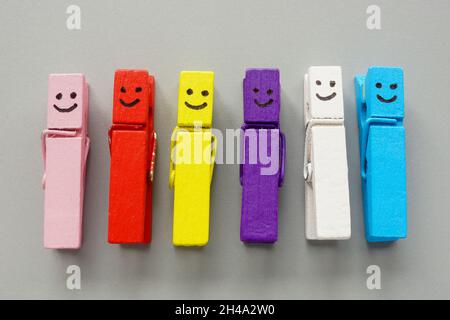Allegri personaggi colorati come simbolo di diversità e inclusione. Foto Stock