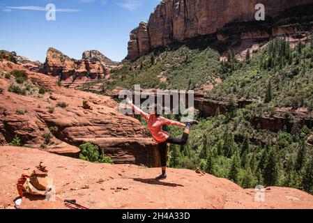 Yoga all'aperto a Boynton Canyon, Sedona, Arizona, U.S.A. Foto Stock