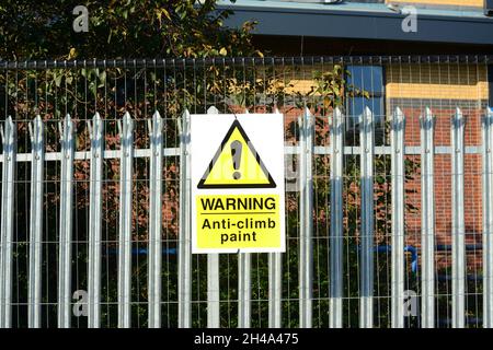 cartello segnaletico di vernice anti-scalata sulla recinzione all'esterno del cantiere leeds regno unito Foto Stock