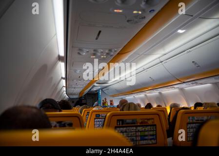 All'interno della cabina passeggeri di un aereo a reazione Ryanair Boeing 737, con sedili e passeggeri. Volare in Europa. Abitacolo della cabina in aereo Foto Stock