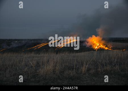 L'erba secca brucia durante la siccità e il tempo caldo Foto Stock