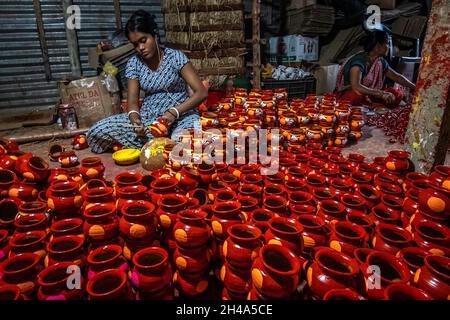 Kolkata, Bengala Occidentale, India. 1 novembre 2021. Potter è occupato facendo Diya (lampada) si alza, dea Lakshmi, Signore Ganesha. Questi supporti di lampada del progettista sono usati per tenere Diya questo Diwali per illuminare le nostre sedi. I tocchi finali sono anche dati agli idoli per renderli pronti per la vendita a Kali Puja e Deepawali, il festival indù delle luci, che è il 4 novembre. (Credit Image: © Saurabh Sirohiya/ZUMA Press Wire) Foto Stock
