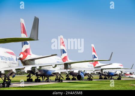 Una fila di British Airways 747's all'aeroporto di Cotswold a Kemble Gloucestershire ritiene di essere in attesa di un'azienda di salvataggio dell'aria per recuperare le parti durante il Th Foto Stock