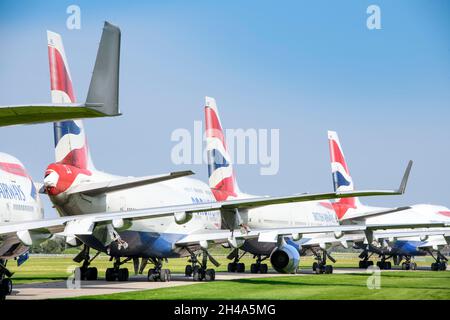 Una fila di British Airways 747's all'aeroporto di Cotswold a Kemble Gloucestershire ritiene di essere in attesa di un'azienda di salvataggio dell'aria per recuperare le parti durante il Th Foto Stock