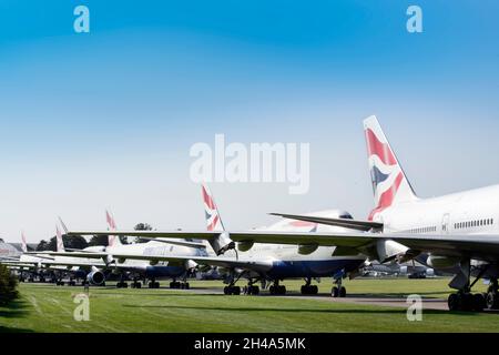 Una fila di British Airways 747's all'aeroporto di Cotswold a Kemble Gloucestershire ritiene di essere in attesa di un'azienda di salvataggio dell'aria per recuperare le parti durante il Th Foto Stock