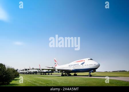 Una fila di British Airways 747's all'aeroporto di Cotswold a Kemble Gloucestershire ritiene di essere in attesa di un'azienda di salvataggio dell'aria per recuperare le parti durante il Th Foto Stock