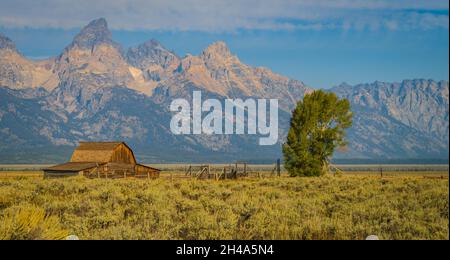 Fienile in legno sul quartiere storico di Mormon Row con la catena montuosa Teton sullo sfondo Foto Stock