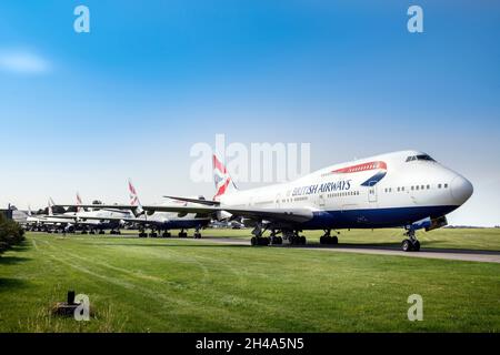 Una fila di British Airways 747's all'aeroporto di Cotswold a Kemble Gloucestershire ritiene di essere in attesa di un'azienda di salvataggio dell'aria per recuperare le parti durante il Th Foto Stock