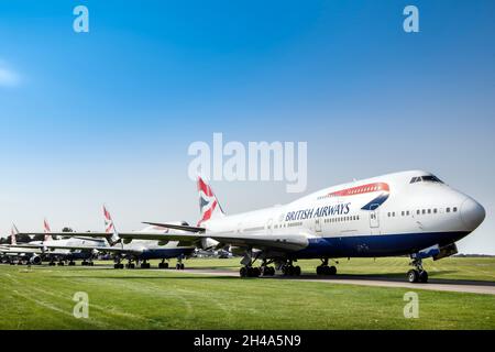 Una fila di British Airways 747's all'aeroporto di Cotswold a Kemble Gloucestershire ritiene di essere in attesa di un'azienda di salvataggio dell'aria per recuperare le parti durante il Th Foto Stock