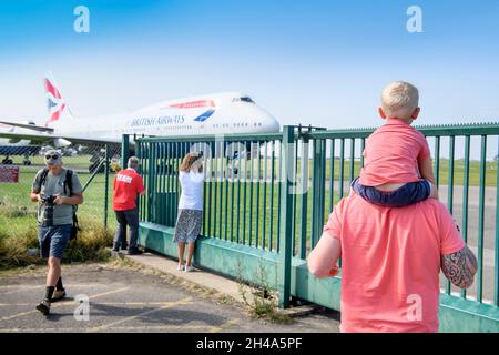 I turisti fotografano una fila di British Airways 747 all'aeroporto di Cotswold a Kemble Gloucestershire che si ritiene siano in attesa di una compagnia di salvataggio aereo per r Foto Stock