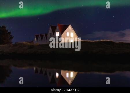 Aurora boreale su una casa abbandonata a Reykjavík, Islanda Foto Stock
