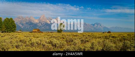 Fienile in legno sul quartiere storico di Mormon Row con la catena montuosa Teton sullo sfondo Foto Stock