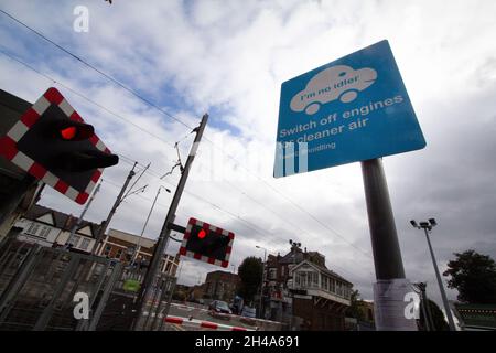 Spegnere i motori per segnale aria più pulita, all'incrocio ferroviario in Highams Park London, UK.il segnale anti inquinamento è posizionato per scoraggiare il motore al minimo, mentre si attende il cancello per sollevare Foto Stock