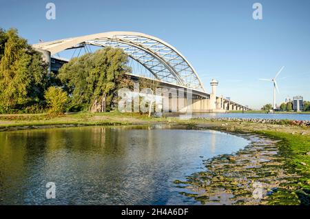 Rotterdam, Paesi Bassi, 28 ottobre 2021: Vista del ponte di Van Brienenoord visto dall'isola con il nome di Smae Foto Stock