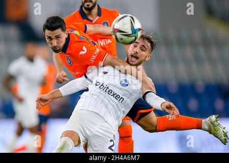 ISTANBUL, TURCHIA - 1 NOVEMBRE: Hasan Ali Kaldirim di Istanbul Basaksehir FK, Yunus AKGUN di Adana Demirspor durante la Super Lig match tra Istanbul Basaksehir e Adana Demirspor al Basaksehir Fatih Terim Stadium il 1 novembre 2021 a Istanbul, Turchia (Foto di /Orange Pictures) Foto Stock