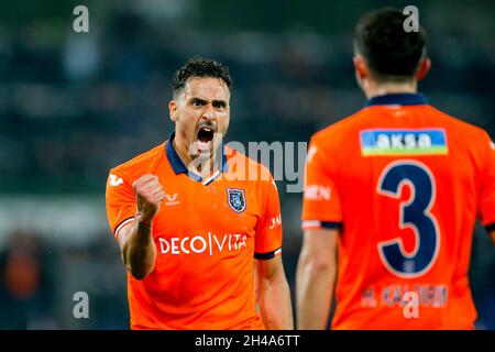 ISTANBUL, TURCHIA - 1° NOVEMBRE: Nacer Chadli di Istanbul Basaksehir FK festeggia il suo goa, il 1-1 con Hasan Ali Kaldirim di Istanbul Basaksehir FK durante il Super Lig match tra Istanbul Basaksehir e Adana Demirspor al Basaksehir Fatih Terim Stadium il 1 novembre 2021 a Istanbul, Turchia (Foto di /Orange Pictures) Foto Stock