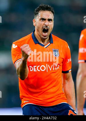 ISTANBUL, TURCHIA - 1° NOVEMBRE: Nacer Chadli di Istanbul Basaksehir FK festeggia il suo goa, il 1-1 con Hasan Ali Kaldirim di Istanbul Basaksehir FK durante il Super Lig match tra Istanbul Basaksehir e Adana Demirspor al Basaksehir Fatih Terim Stadium il 1 novembre 2021 a Istanbul, Turchia (Foto di /Orange Pictures) Foto Stock