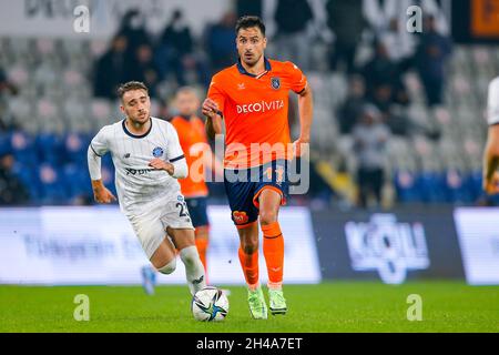 ISTANBUL, TURCHIA - 1 NOVEMBRE: Yunus AKGUN di Adana Demirspor, Nacer Chadli di Istanbul Basaksehir FK durante la Super Lig match tra Istanbul Basaksehir e Adana Demirspor al Basaksehir Fatih Terim Stadium il 1 novembre 2021 a Istanbul, Turchia (Foto di /Orange Pictures) Foto Stock