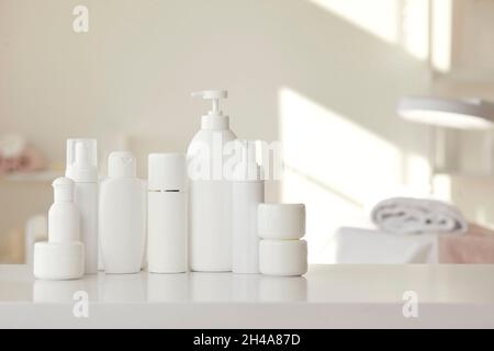 Ampia selezione di cosmetici biologici naturali per la cura della pelle è sul tavolo in ufficio estetista. Foto Stock