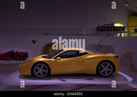 Modena, Italia - 14 luglio 2021: Auto sportiva italiana ad alte prestazioni modello Ferrari 458 da corsa gialla in un hangar scuro a Museo Casa Enzo Ferrari, Italia. Foto Stock