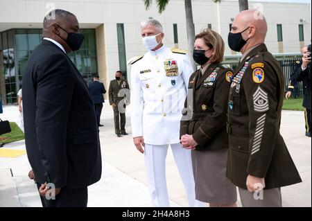 Doral, Stati Uniti d'America. 29 Ottobre 2021. Il Segretario della Difesa degli Stati Uniti Lloyd J. Austin III, a sinistra, saluta il Comandante in pensione del comando Meridionale degli Stati Uniti ADM. Craig S. Faller, centro, comandante in entrata dell'esercito Genio Laura J. Richardson, seconda a destra, e comando dell'esercito Sgt. Major Benjamin Jones, all'arrivo per la cerimonia del cambio di comando, 29 ottobre 2021 a Doral, Florida. Credit: Lisa Ferdinando/DOD/Alamy Live News Foto Stock