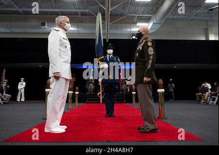 Doral, Stati Uniti d'America. 29 Ottobre 2021. Comandante in ritirata della Marina militare del comando del sud degli Stati Uniti ADM. Craig Faller, a sinistra, di fronte al comando militare Sgt. Major Benjamin Jones, a destra, durante la cerimonia di cambio di comando, 29 ottobre 2021 a Doral, Florida. Credit: Lisa Ferdinando/DOD/Alamy Live News Foto Stock