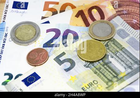 Monete e banconote dell'Unione europea di valore diverso. L'euro è la moneta europea. Finanza, economia e imprese. Contanti e risparmio Foto Stock