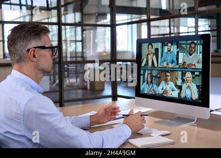 amministratore delegato caucasico businessman che lavora videochiamata in ufficio globale. Foto Stock