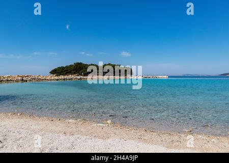 Splendida spiaggia di Podvrske sull'isola di Murter, Croazia, con mare turchese e sabbia bianca di ciottoli Foto Stock