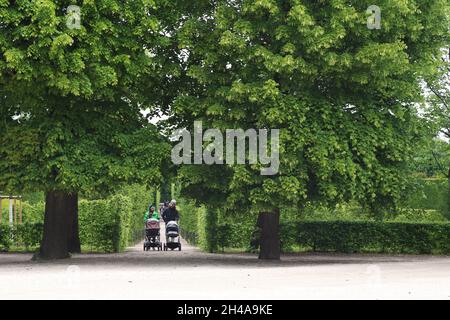 VIENNA, AUSTRIA - 14 MAGGIO 2019: Si tratta di persone non identificate in uno dei vicoli del Parco di Schonbrunn. Foto Stock