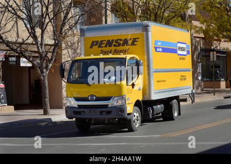 Un liberista che guida un camion Penske affittato effettua le consegne nel centro di Santa Fe, New Mexico. Foto Stock