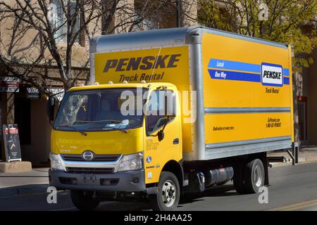 Un liberista che guida un camion Penske affittato effettua le consegne nel centro di Santa Fe, New Mexico. Foto Stock