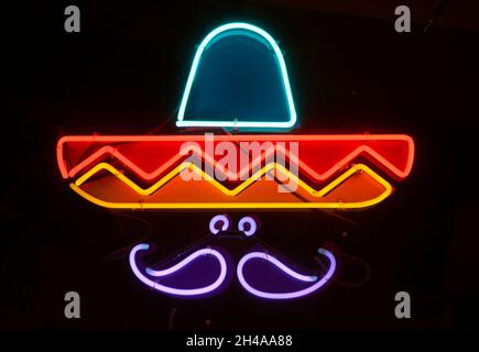 Un cartello al neon raffigurante un uomo messicano con un baffo e indossando un sombrero esposto in una vetrina di caramelle a Santa Fe, New Mexico. Foto Stock