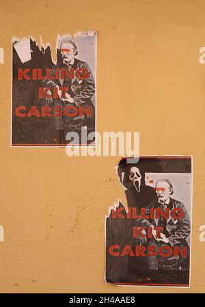 Poster shaming 19 ° secolo americano frontiersman, agente indiano e ufficiale dell'esercito degli Stati Uniti Kit Carson incollato alle pareti a Santa Fe, New Mexico. Foto Stock