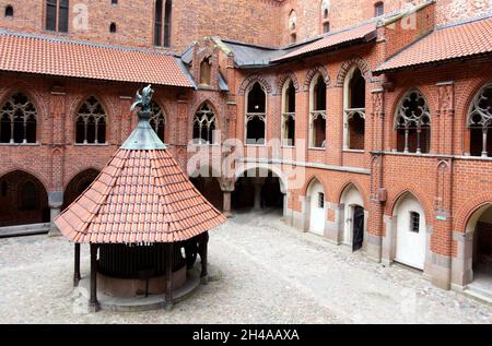 Cortile del più grande castello gotico d'Europa, patrimonio dell'umanità dell'UNESCO, costruito dai Cavalieri Teutonici Foto Stock