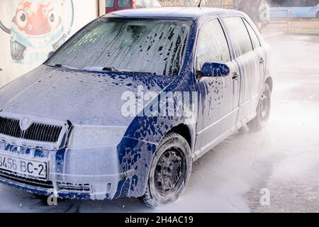 BIELORUSSIA, NOVOPOLOTSK - 10 NOVEMBRE 2021: Auto Skoda in un lavaggio auto vicino Foto Stock