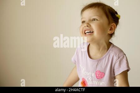 Spensierate la ragazza del bambino che ride il ritratto Foto Stock