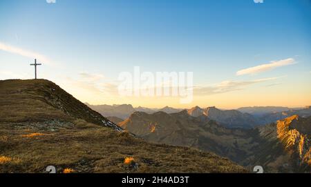 Cima croce Goesseck con vista sulle Alpi Eisenerzer Foto Stock