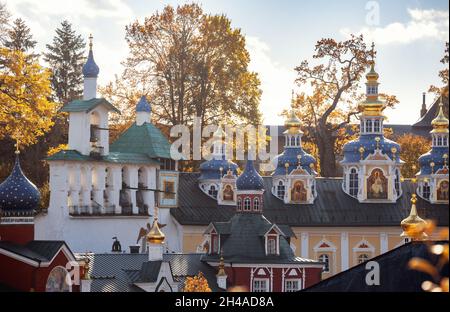 Cupole del monastero di Pskov-Pechersky in autunno in una luminosa giornata di sole. Regione di Pskov, Russia Foto Stock